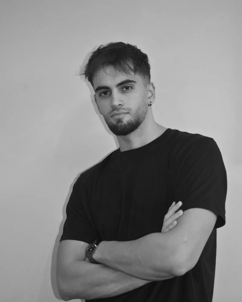 Iván, de ExperiencIA Studio, con los brazos cruzados
