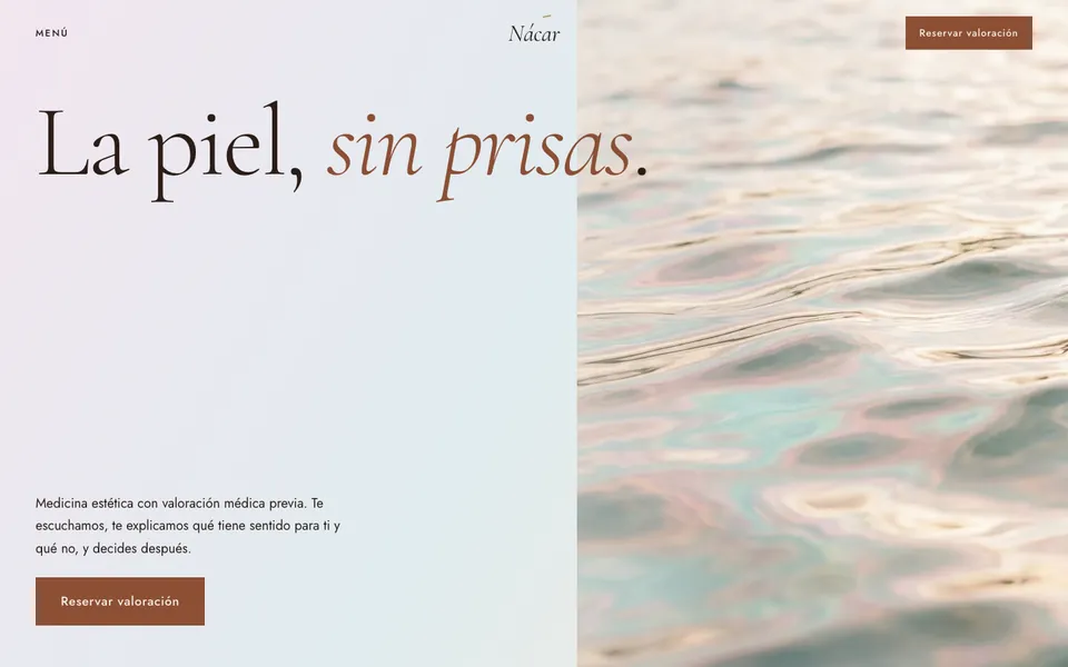 Portada de la web de Nácar: titular en serifa sobre una superficie de agua nacarada